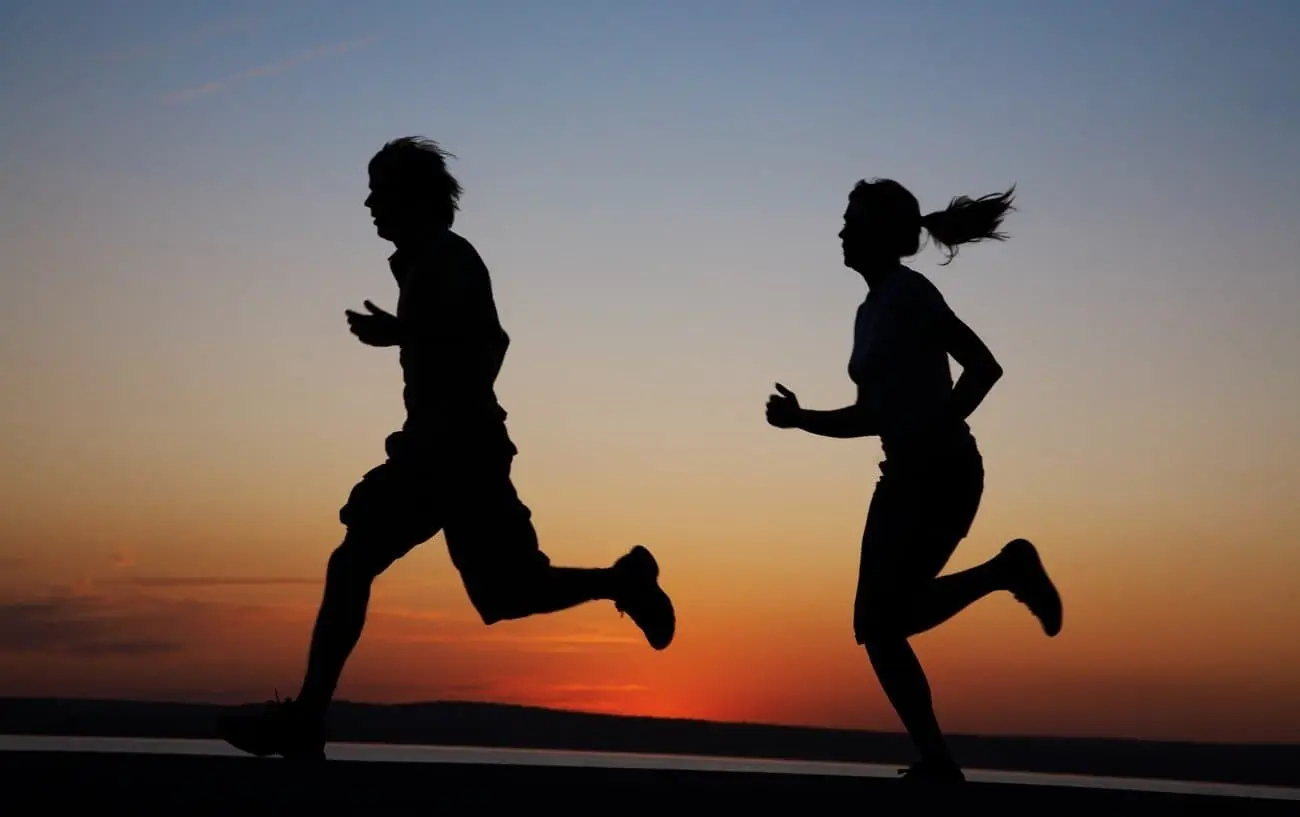 Coureurs au coucher de soleil